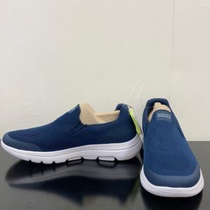 Skechers go walk NWT Size 8